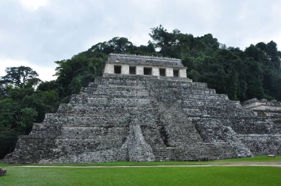 O Templo das Inscrições visto do alto do Palácio, nas ruínas mayas de Palenque, em Chiapas, no sul do México